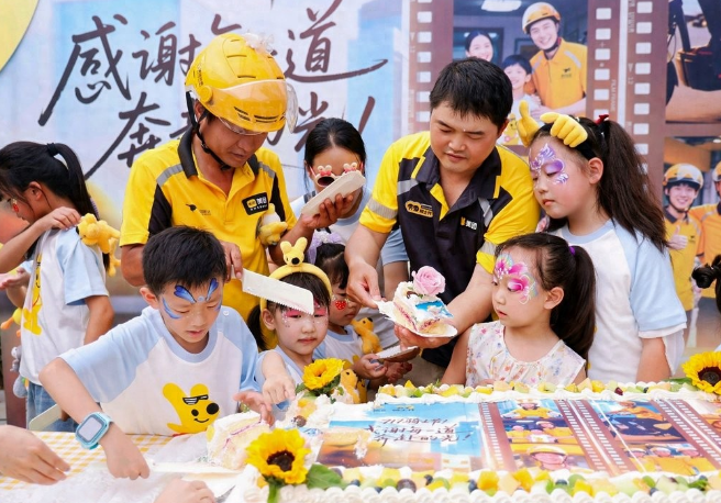 美团宣布将在全国上线骑手养老保险补贴，并为骑手及家人设立大病关怀和教育基金