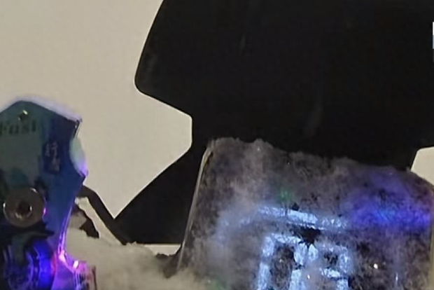 外卖骑手雨雪天配送摔倒频发，美团：多地已启动超时免责，提供天气补贴